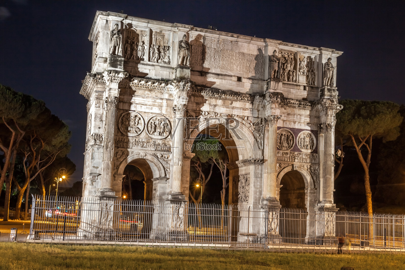 意大利罗马康斯坦丁古堡的夜景照片摄影图片