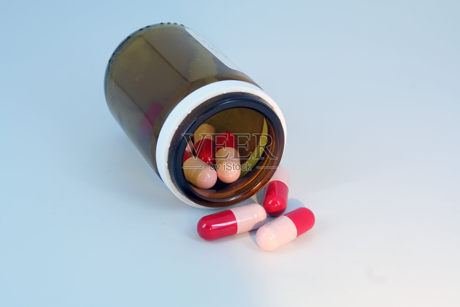 装在瓶子里的药抗生素药。照片摄影图片