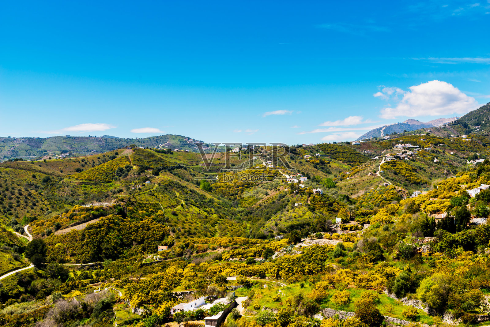 安达卢西亚地区美丽的山景，山坡上的房屋和农田照片摄影图片