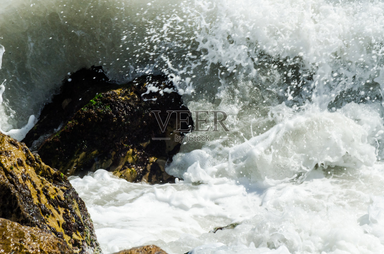 令人惊叹的海与蓝色的夏天海浪和岩石，放松的岩石和水的观点照片摄影图片