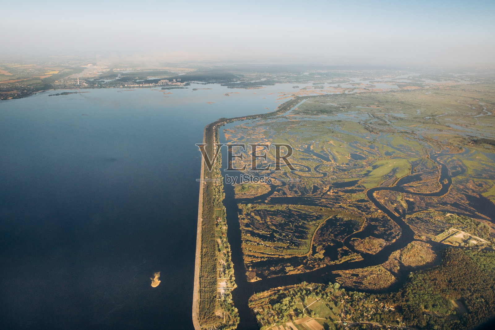 水库是由人们人工修建的运河河照片摄影图片