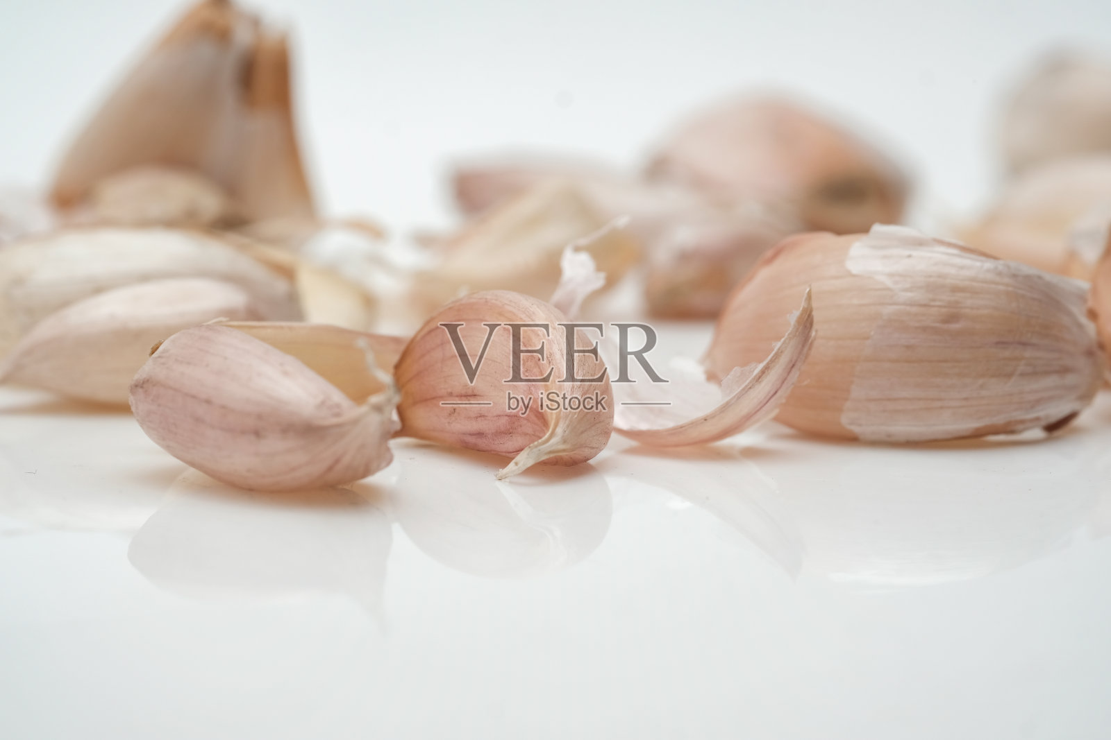 白色背景上的大蒜照片摄影图片