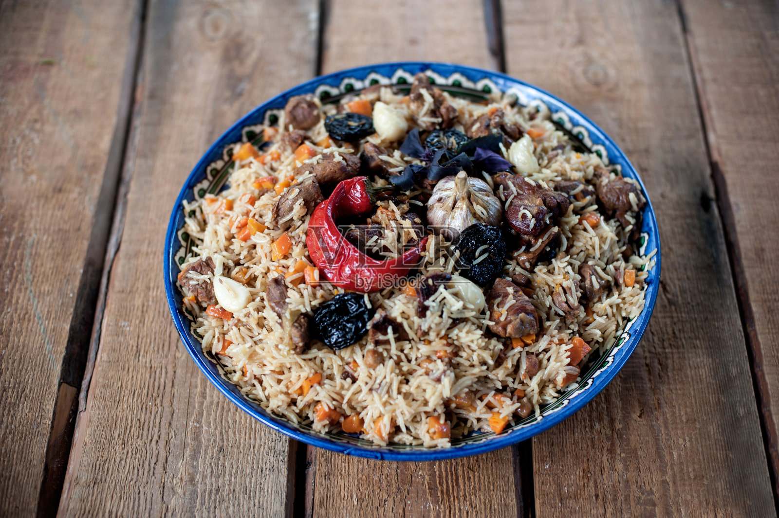 盛有肉饭和蔬菜的盘子照片摄影图片