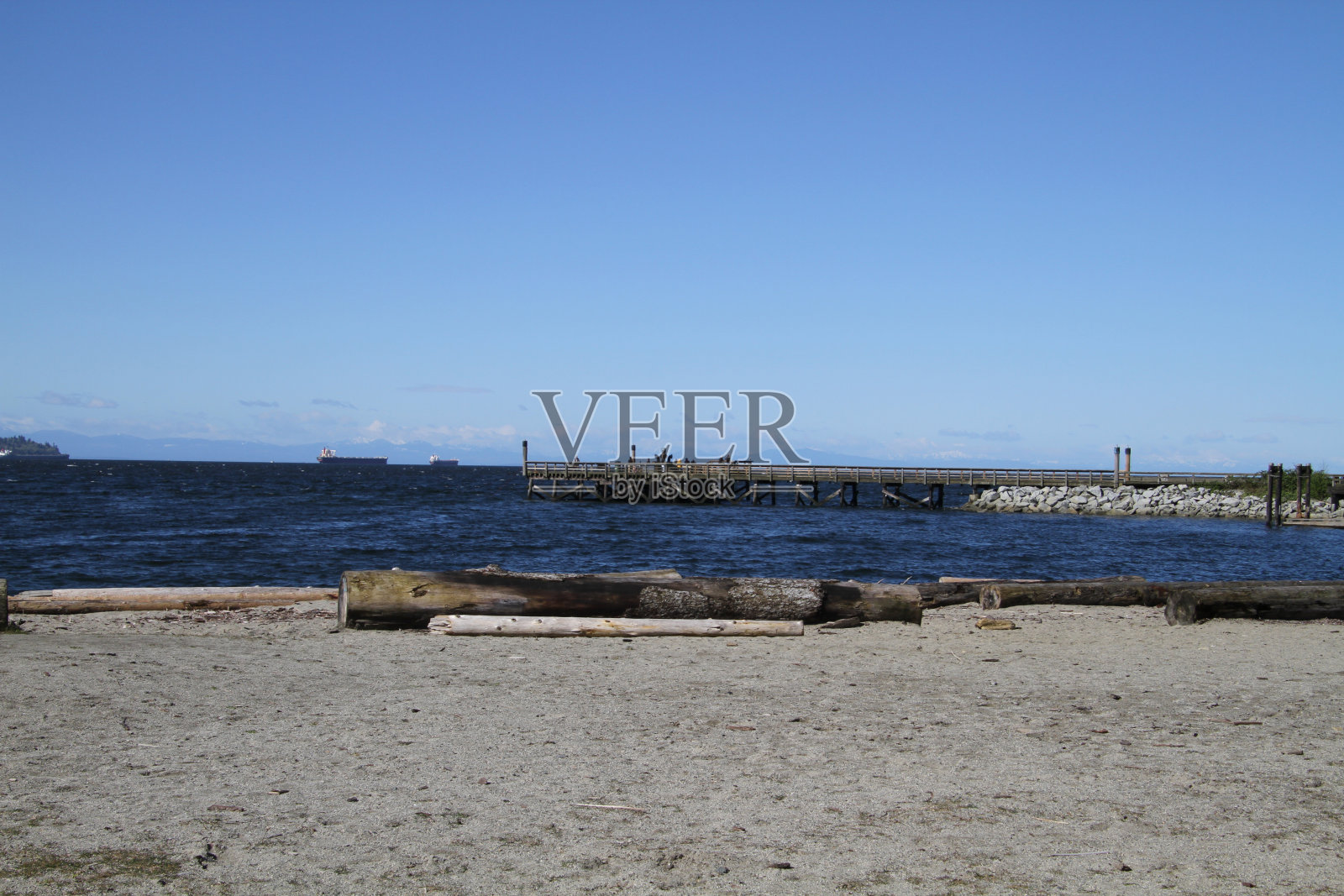 从海滩上俯瞰浮木的景色照片摄影图片