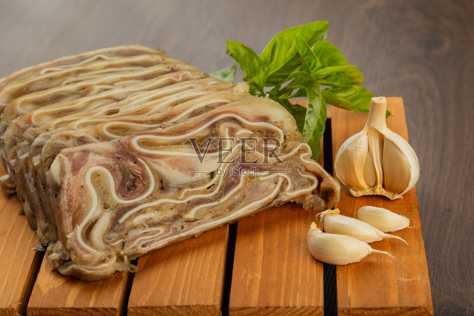 在木板上自制的肉卷照片摄影图片