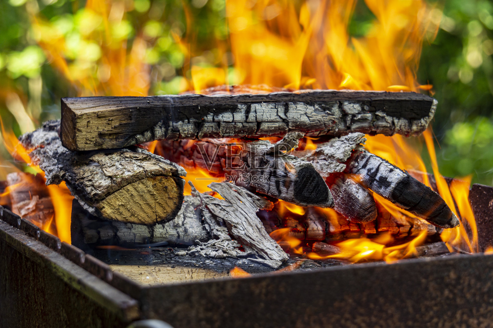 木柴燃烧着橙色的火焰。模糊的背景。照片摄影图片
