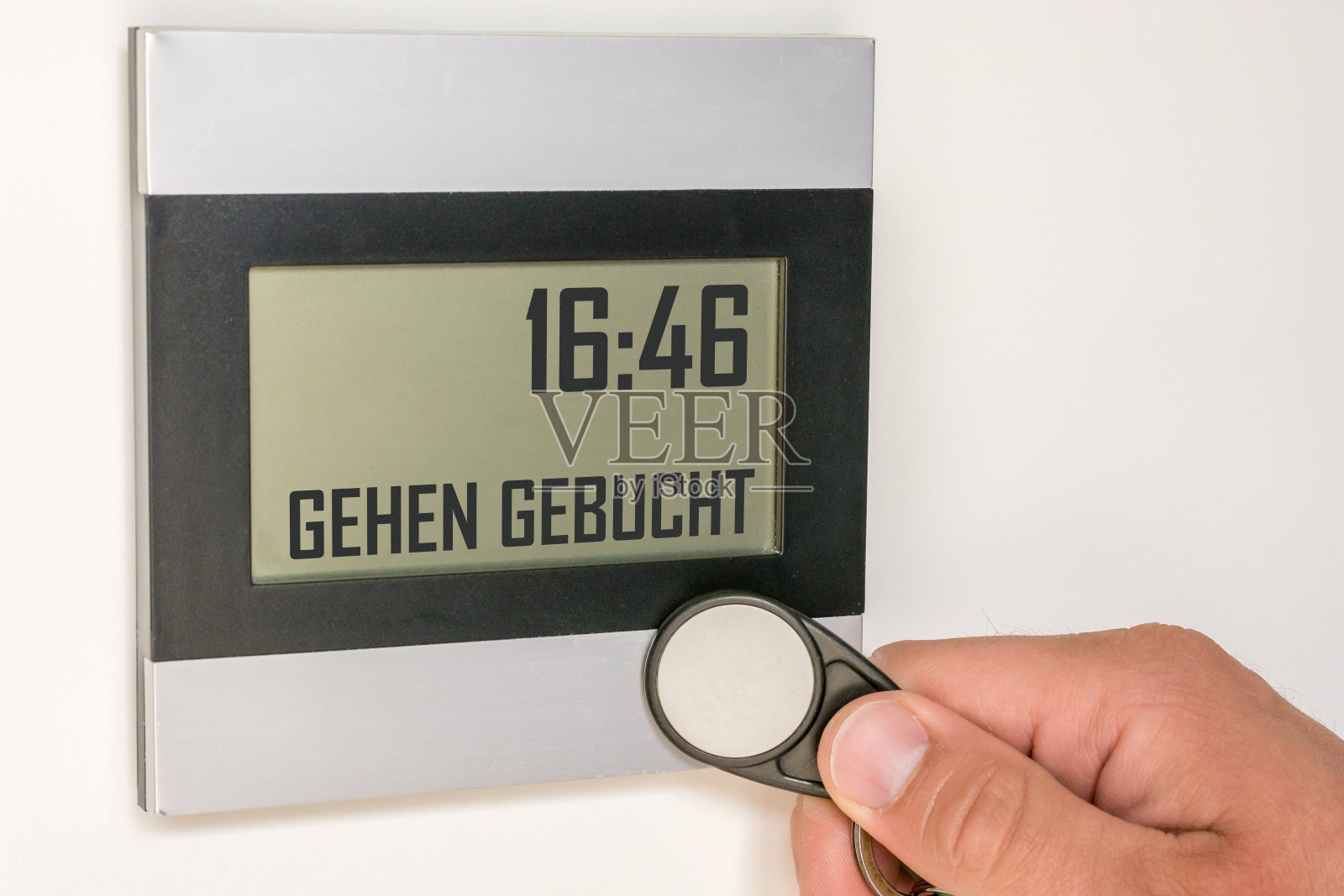 带芯片的数字时钟，在员工身上印上德语文字“预约”照片摄影图片