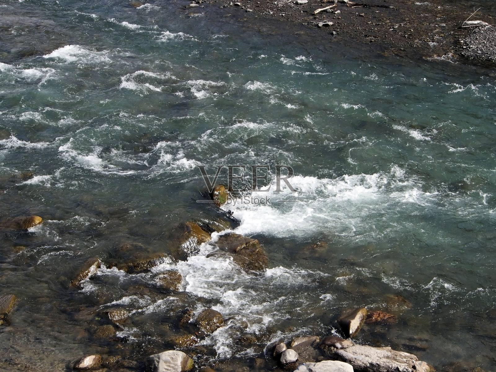 阿拉格维山河在格鲁吉亚的一个山谷中流淌照片摄影图片