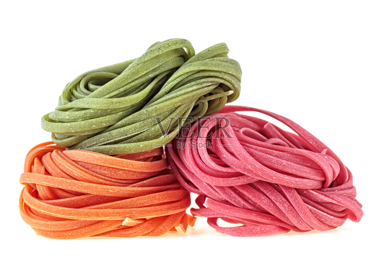 白色背景上的意大利扁面条。多彩的面窝。照片摄影图片