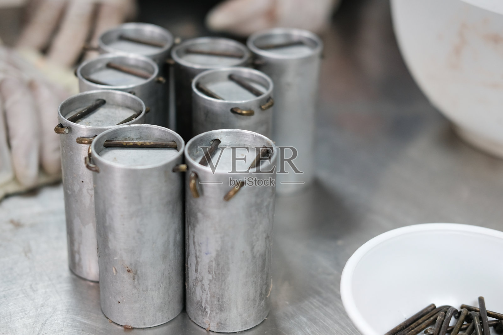 发酵猪肉香肠生产工艺的工业设备照片摄影图片