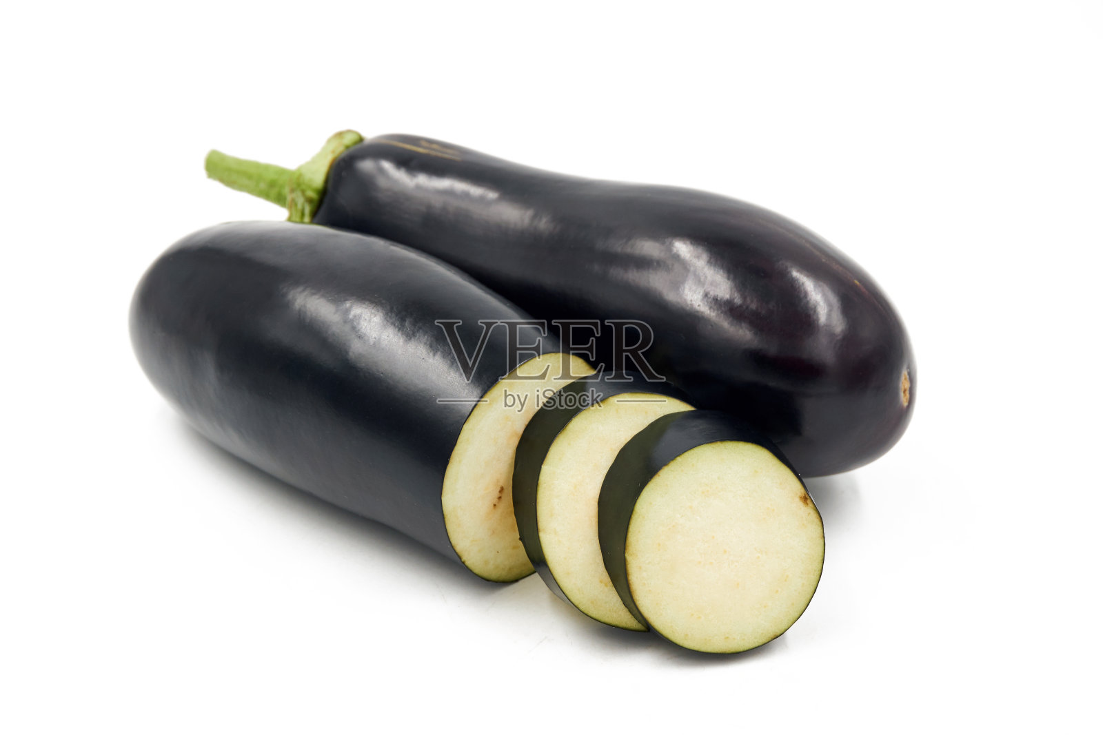 在白色背景上分离的茄子。照片摄影图片