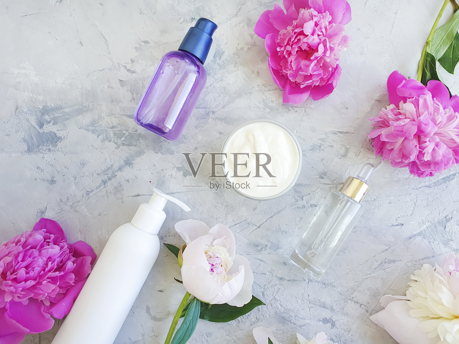 在灰色的混凝土上膏妆花牡丹照片摄影图片