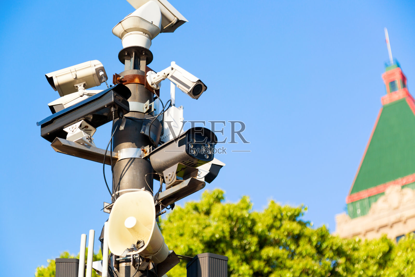 各种视频监控摄像头。街道尖塔上的闭路电视监控摄像头映衬着夏日的蓝天照片摄影图片