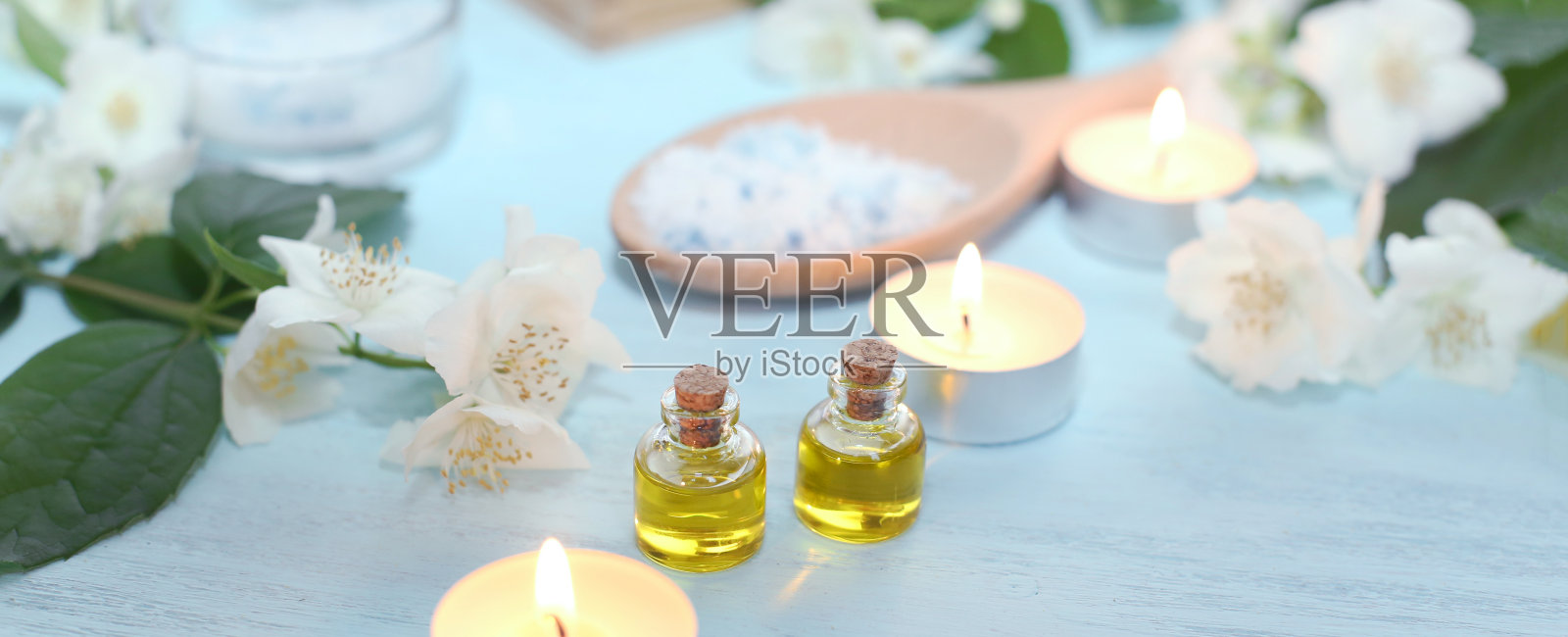 香油，海盐，蜡烛和茉莉花。按摩和放松的水疗成分。照片摄影图片