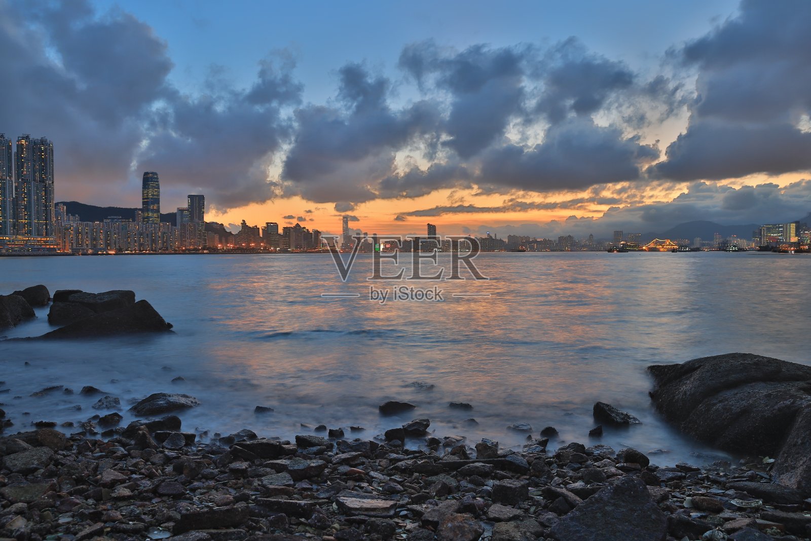 从鲤鱼门村望向香港照片摄影图片