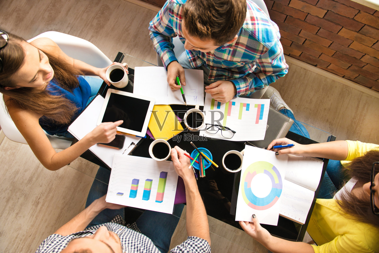 年轻工人之间用图表交谈照片摄影图片