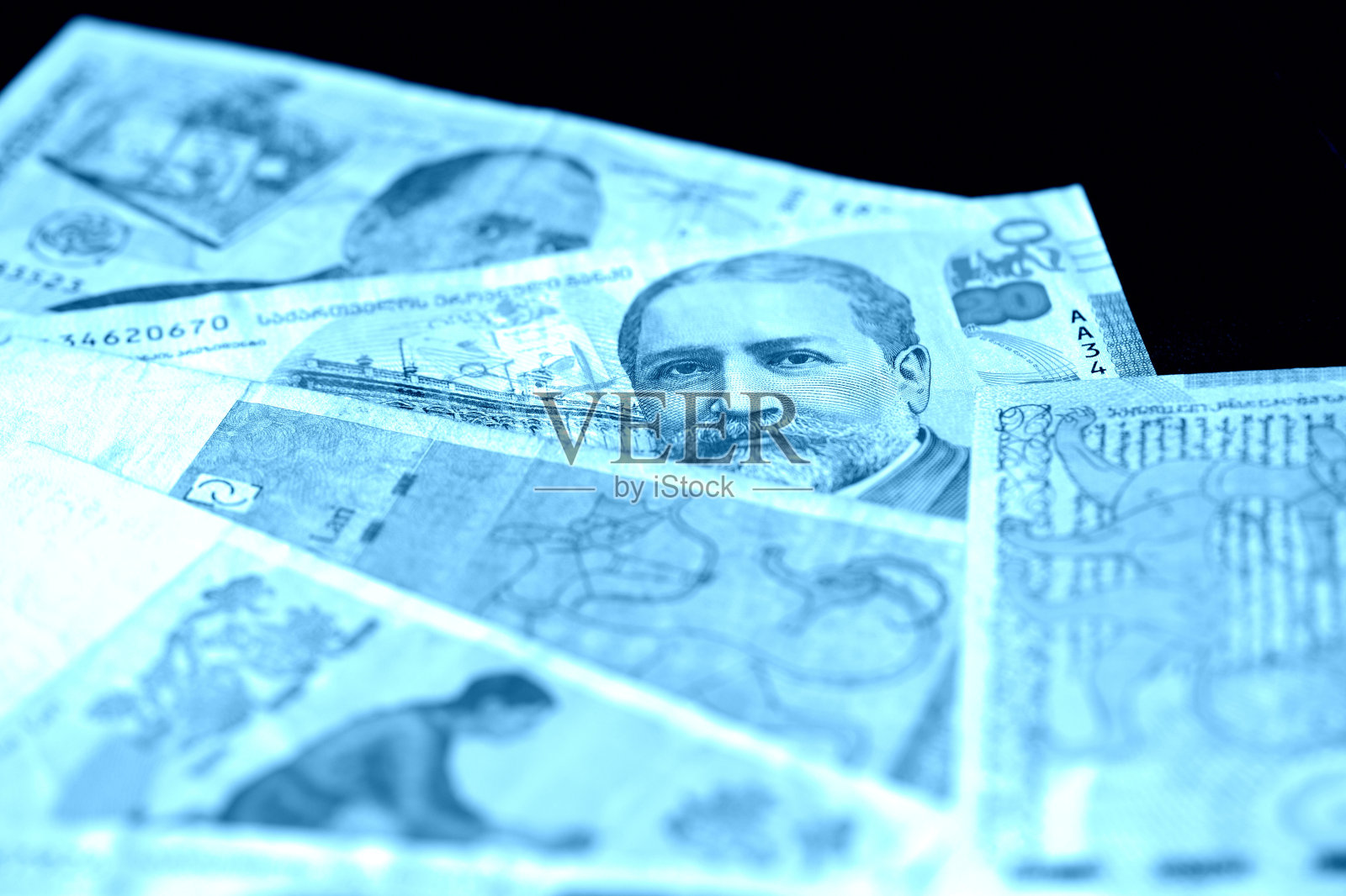 格鲁吉亚拉里在一个黑暗的背景近距离。蓝色调照片摄影图片