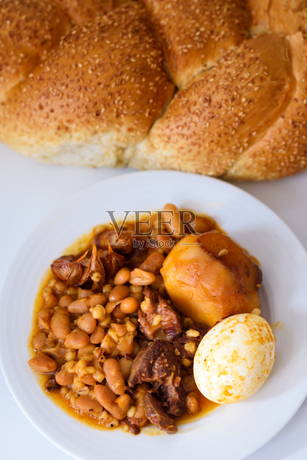 厨房白色桌子上的安息日传统食物照片摄影图片