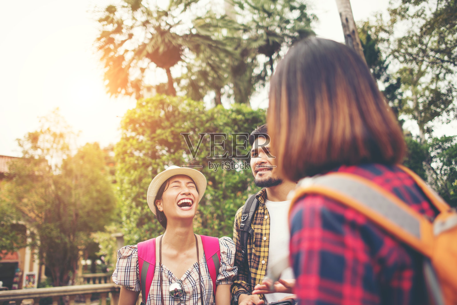 一群朋友在城市旅游时一起聊天。照片摄影图片