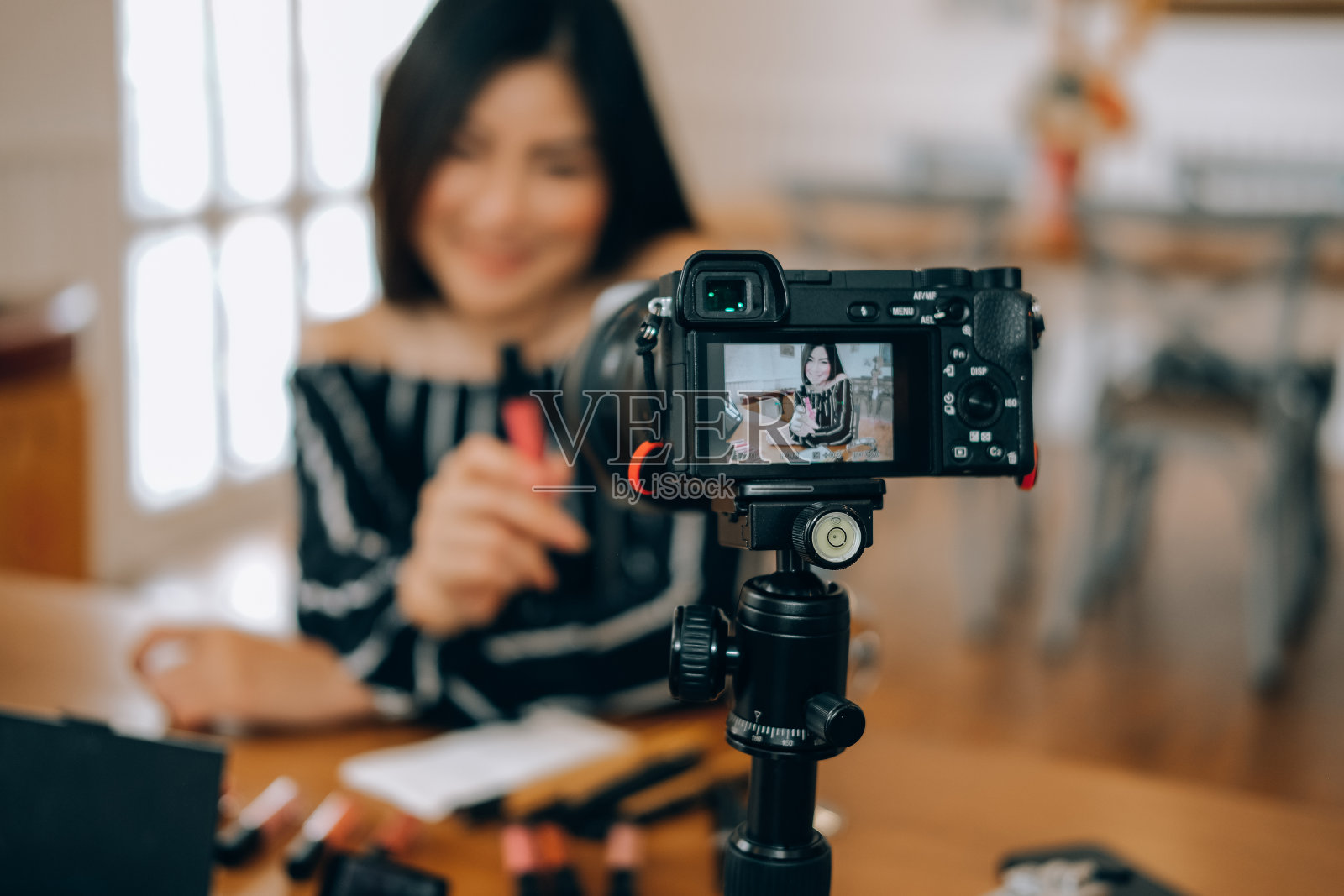 美妆博主在社交媒体上直播化妆教程。照片摄影图片