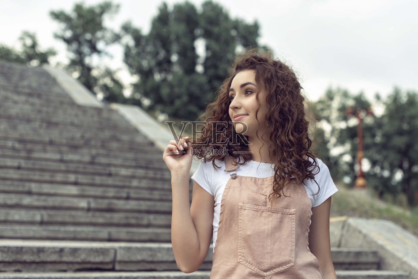 傍晚漫步在夏天的欧洲城市照片摄影图片