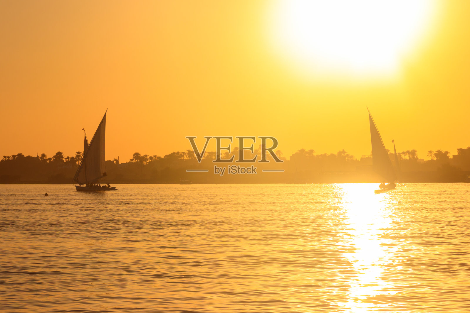 埃及卢克索尼罗河日落帆船风光照片摄影图片