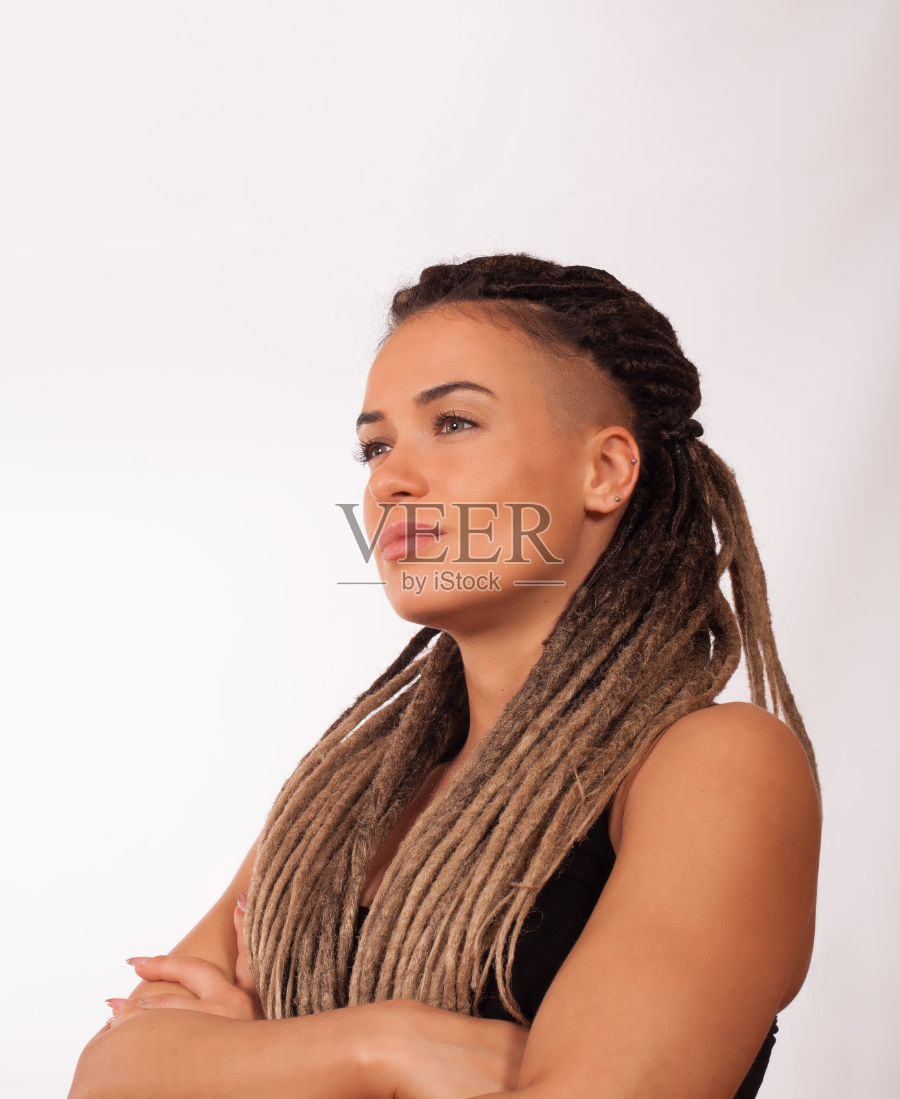 一个扎着非洲辫子的女孩的肖像照片摄影图片