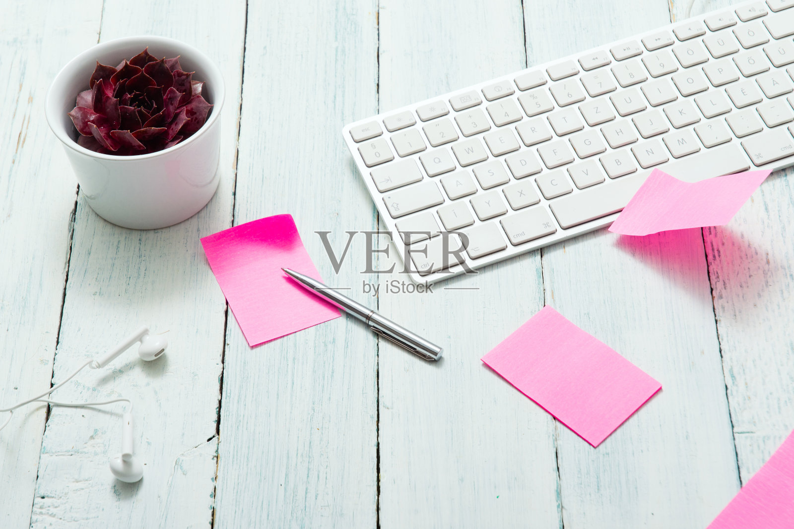 用粉红色张贴的工作地点照片摄影图片