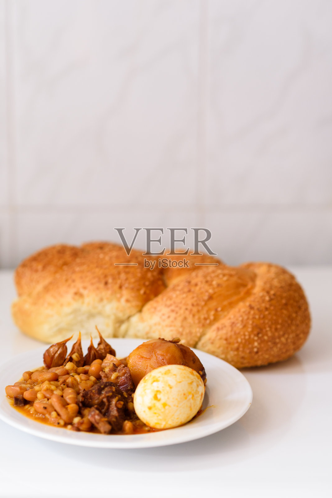 厨房白色桌子上的安息日传统食物照片摄影图片