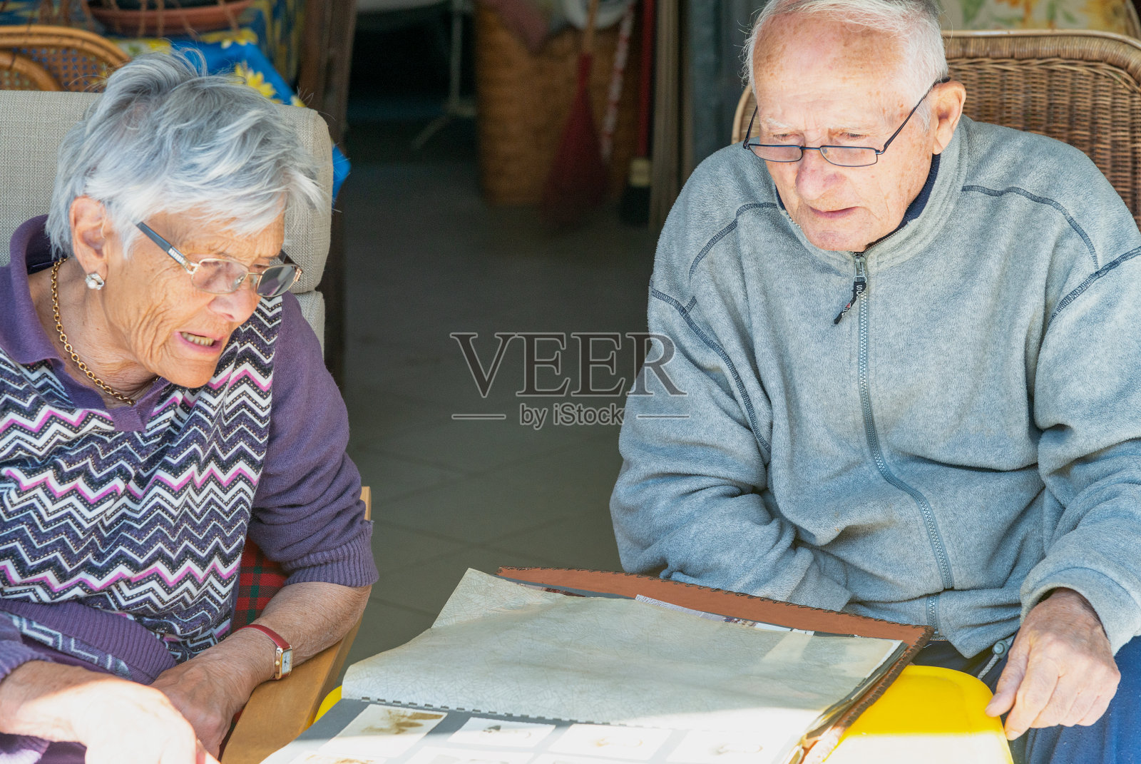 国内的生活。一对老夫妇看着一本充满回忆的相册照片摄影图片