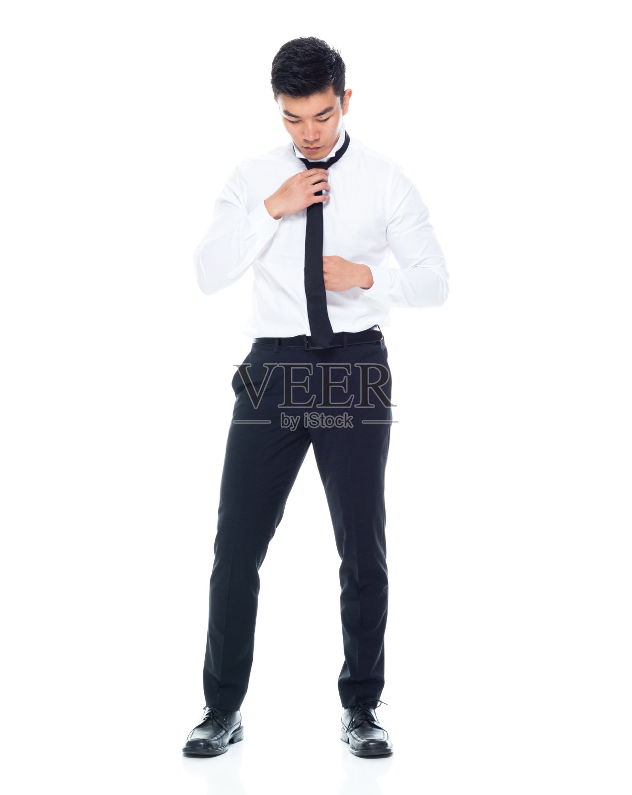 英俊的亚洲男人正在打领带照片摄影图片