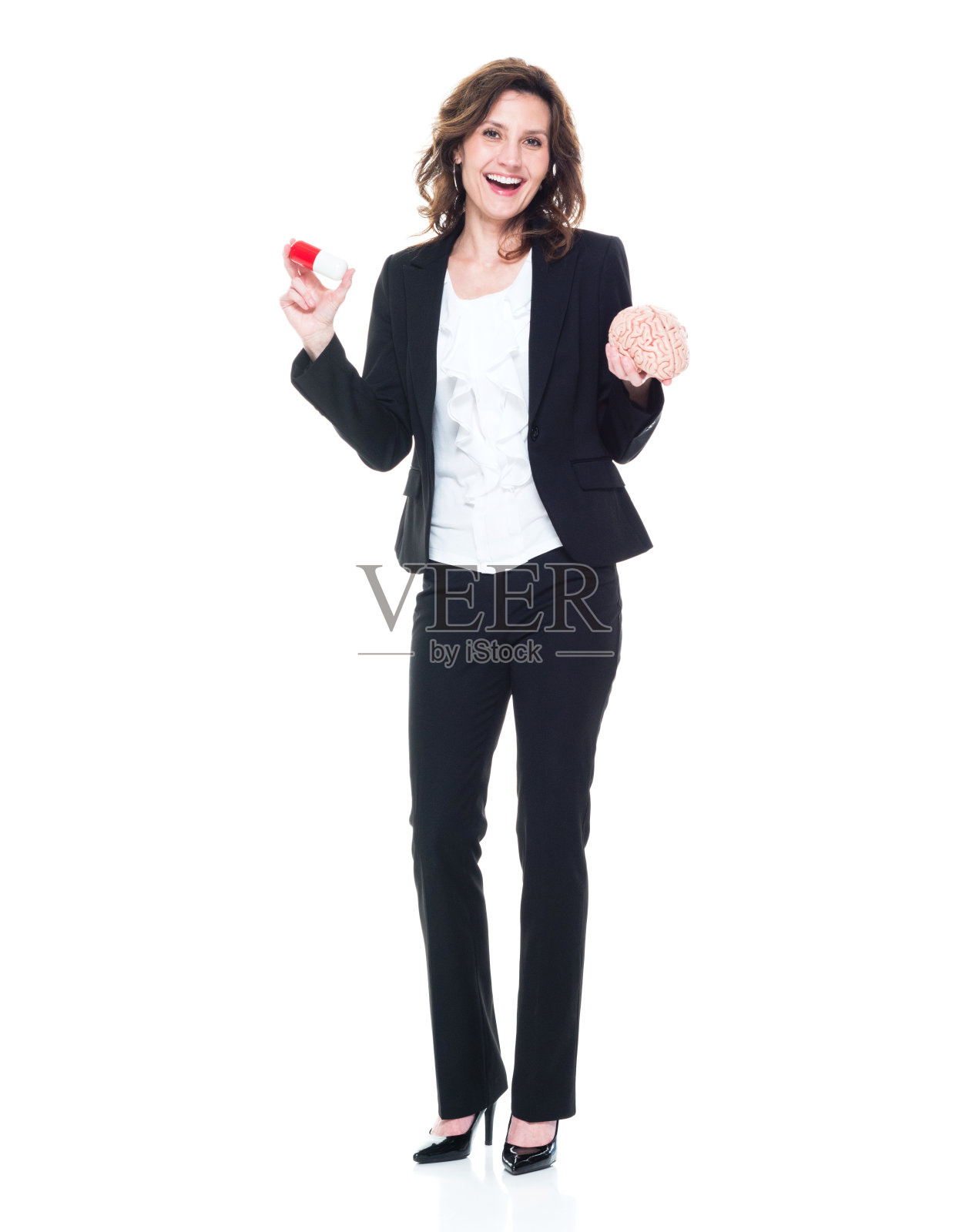 一个白种女商人手里拿着药和脑子照片摄影图片