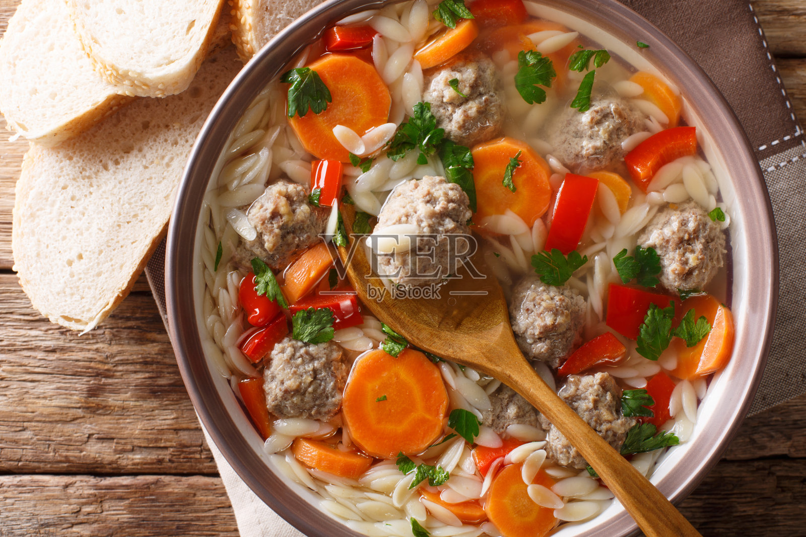 意大利婚礼汤与米粒通心粉，肉丸和蔬菜特写。水平的俯视图照片摄影图片