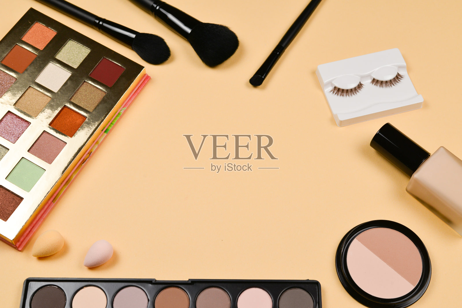 专业时尚彩妆产品，配合彩妆美容产品、粉底、口红、眼影、睫毛、画笔和工具。照片摄影图片