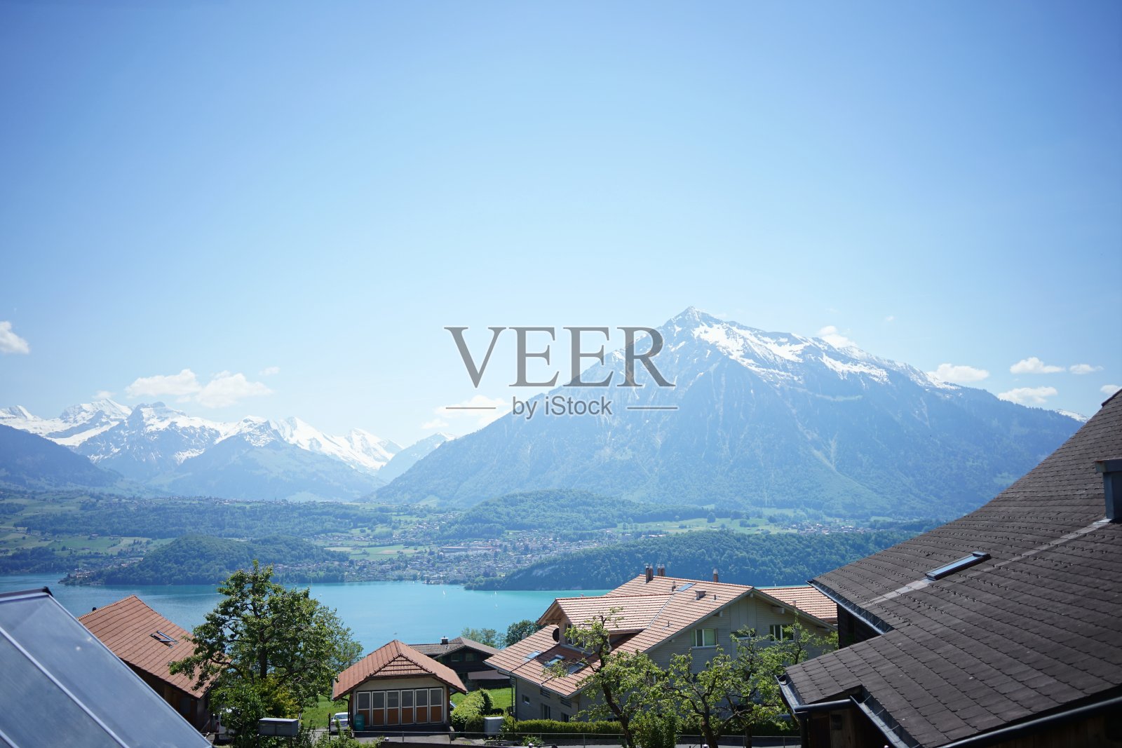 避暑湖的背景。在一个阳光明媚的日子里，由thun湖和niesen山创造的背景。伯尔尼。瑞士照片摄影图片