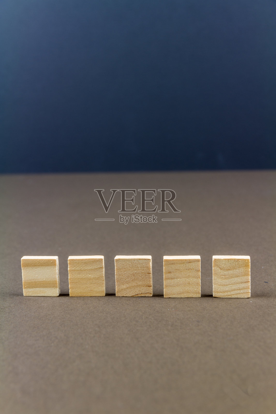 五块儿童木块排成一行，人像，特写照片摄影图片