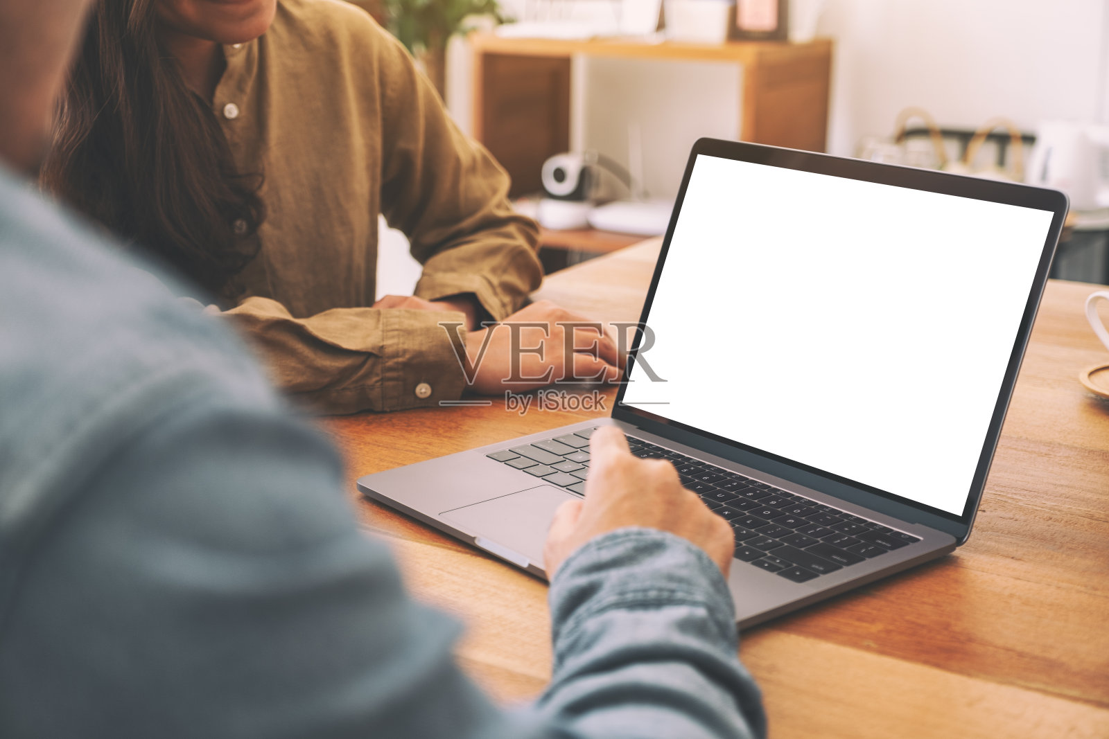 人们使用和观看原型笔记本电脑照片摄影图片