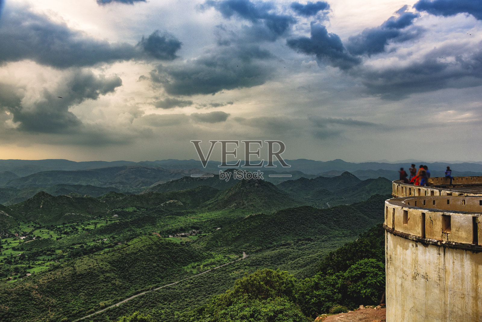 季风宫塔和阿拉瓦利山脉照片摄影图片