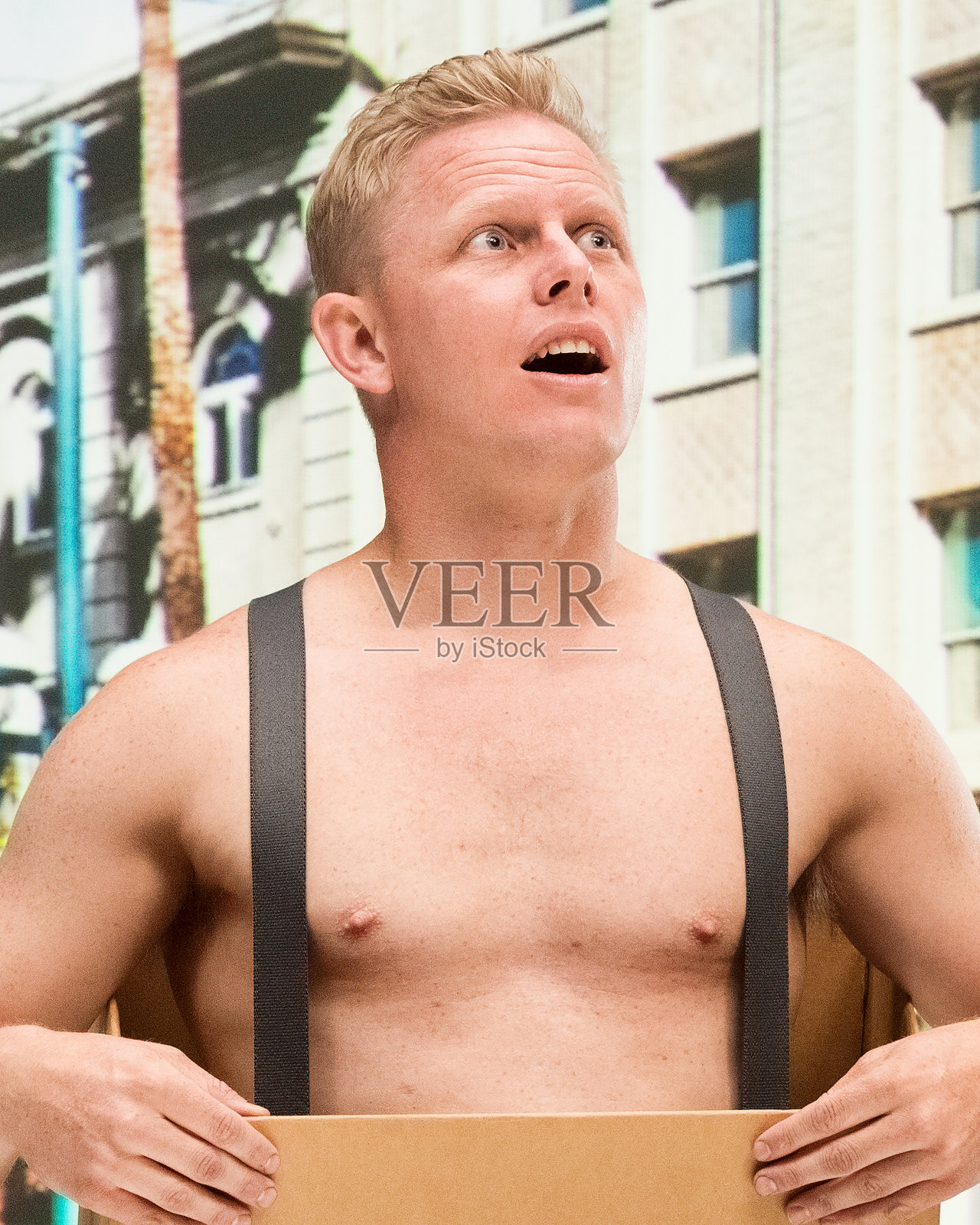 贫穷男子在箱子赤膊哈灵感照片摄影图片