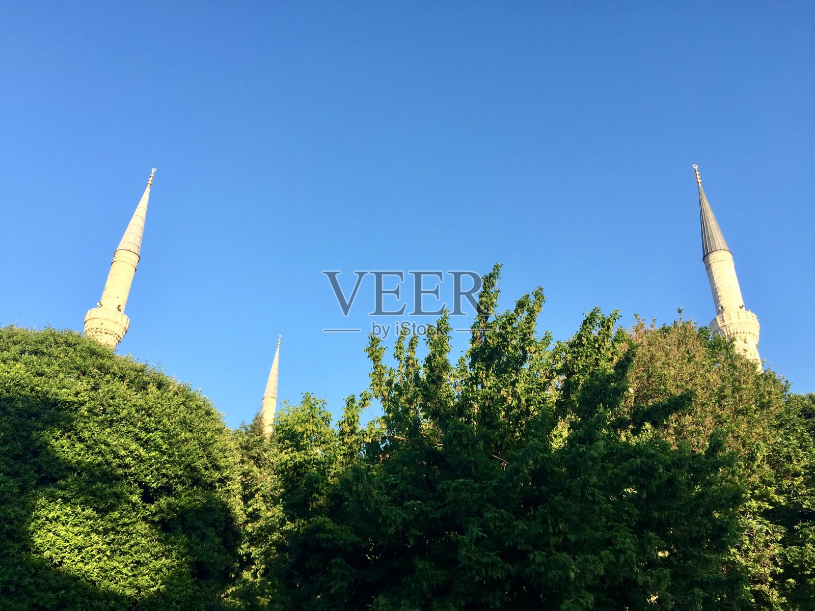 伊斯坦布尔苏丹艾哈迈德清真寺的宣礼塔照片摄影图片