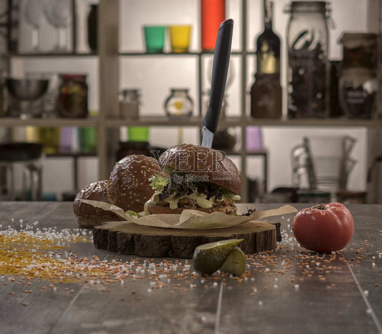 厨房餐桌上各种各样的产品。照片摄影图片