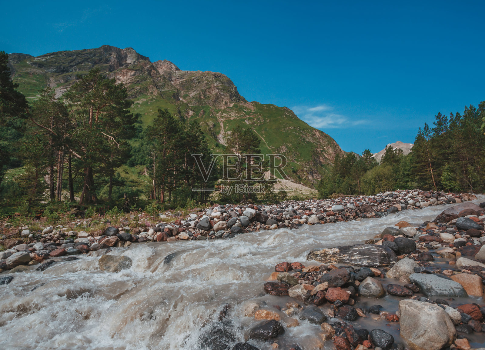 厄尔布鲁斯，夏天的山脉。大高加索山脉从厄尔布鲁士山照片摄影图片