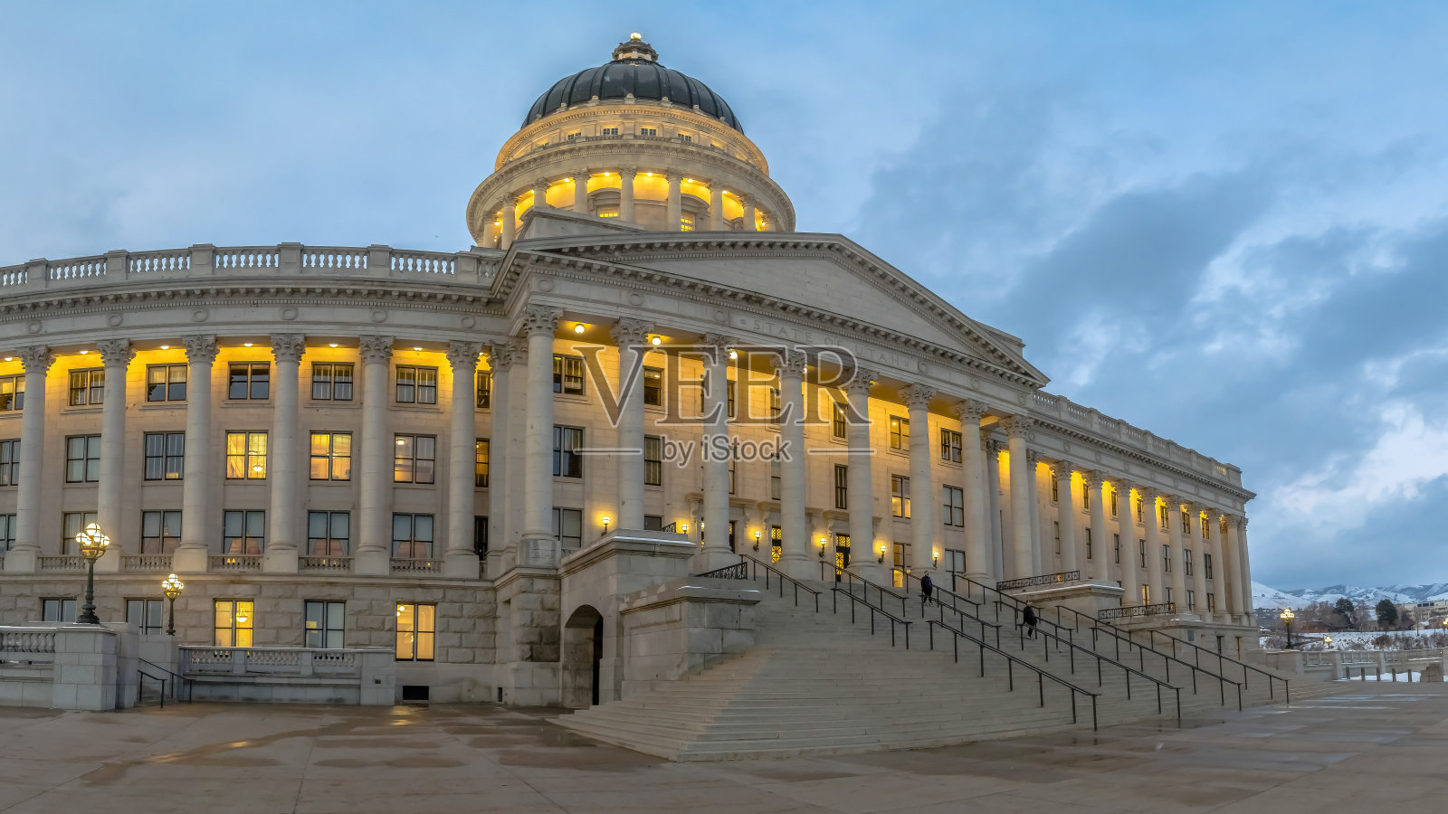 全景框大犹他州议会大厦的全景被温暖的灯光照亮照片摄影图片