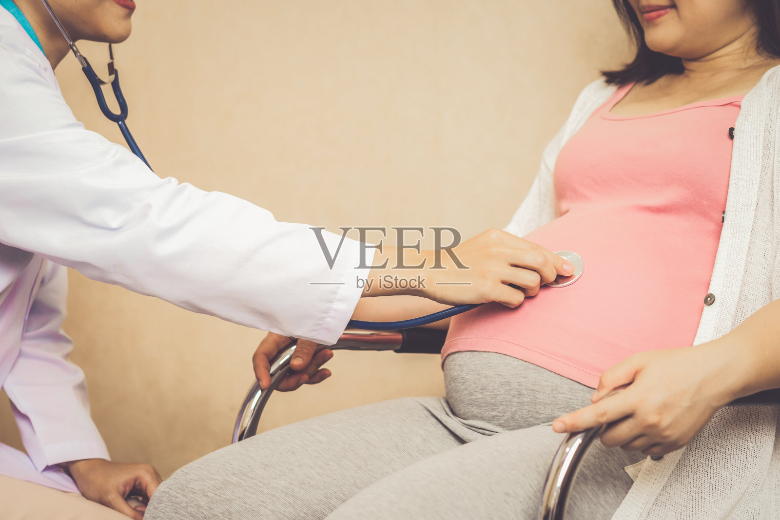 孕妇和妇科医生在医院照片摄影图片