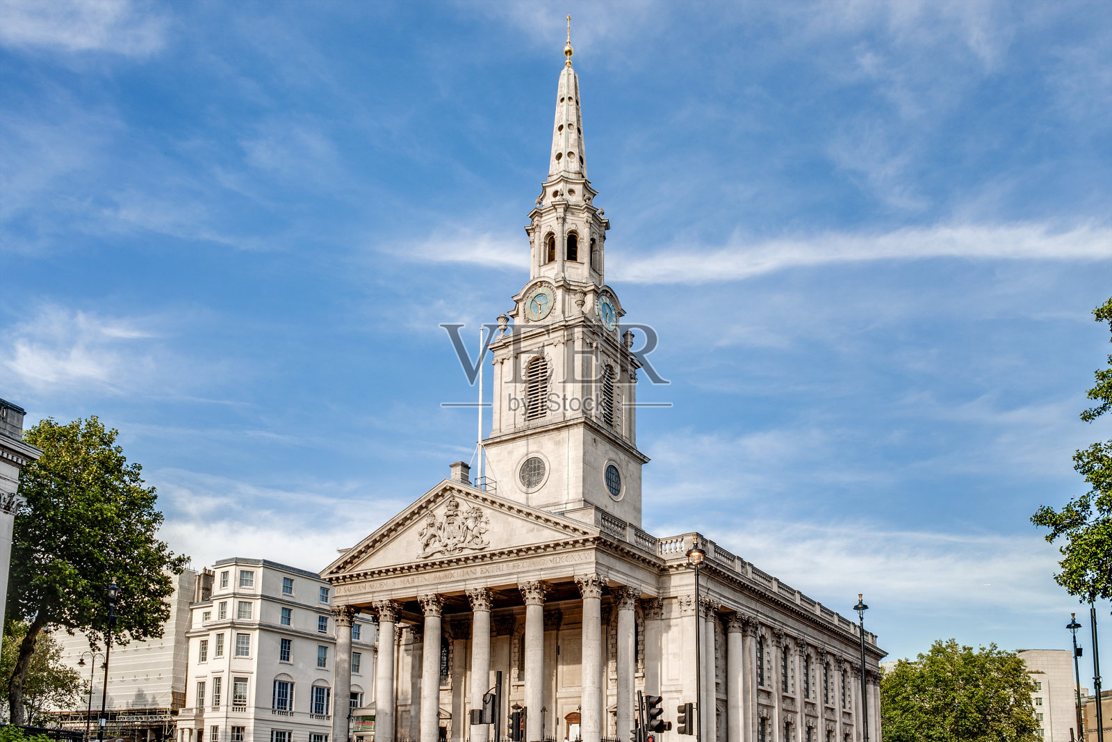 圣马丁教堂，英国伦敦特拉法加广场新古典主义设计的英国圣公会教堂照片摄影图片