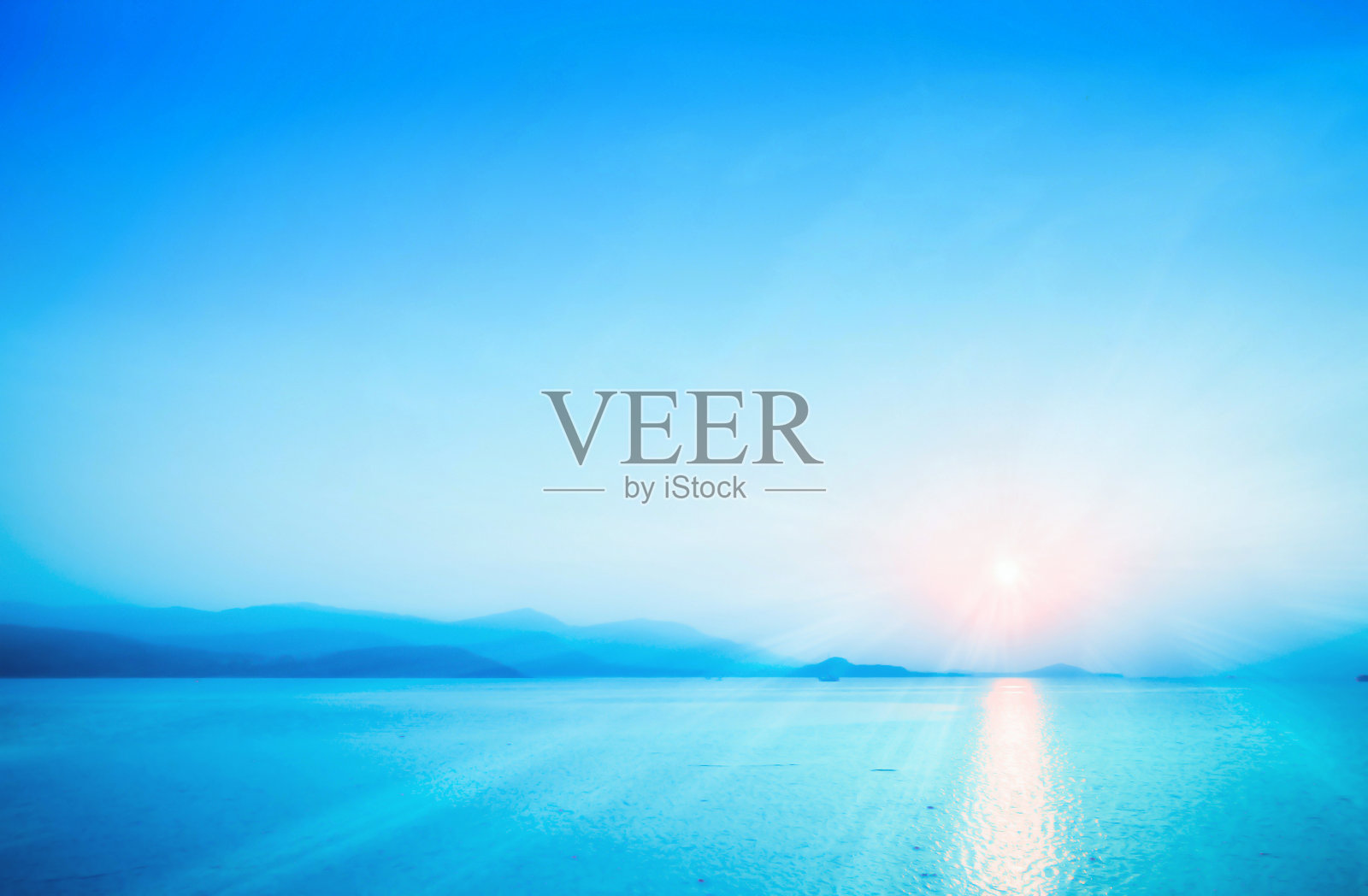 模糊的蓝色海洋和日出抽象的自然壁纸背景照片摄影图片