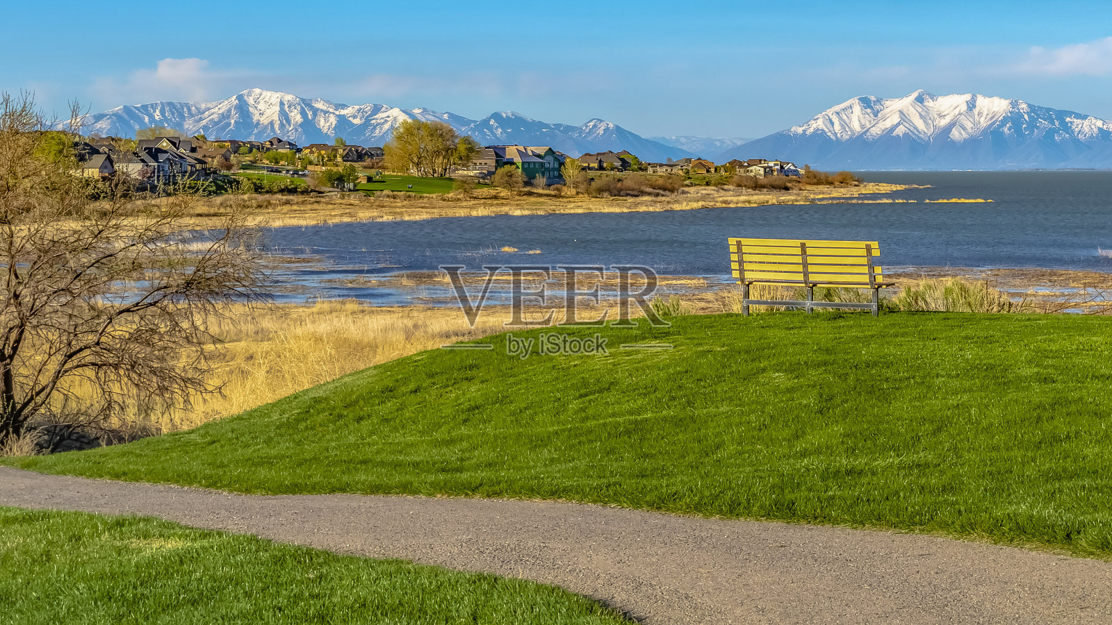 全景:草地，小径，长凳，湖，山，背天照片摄影图片