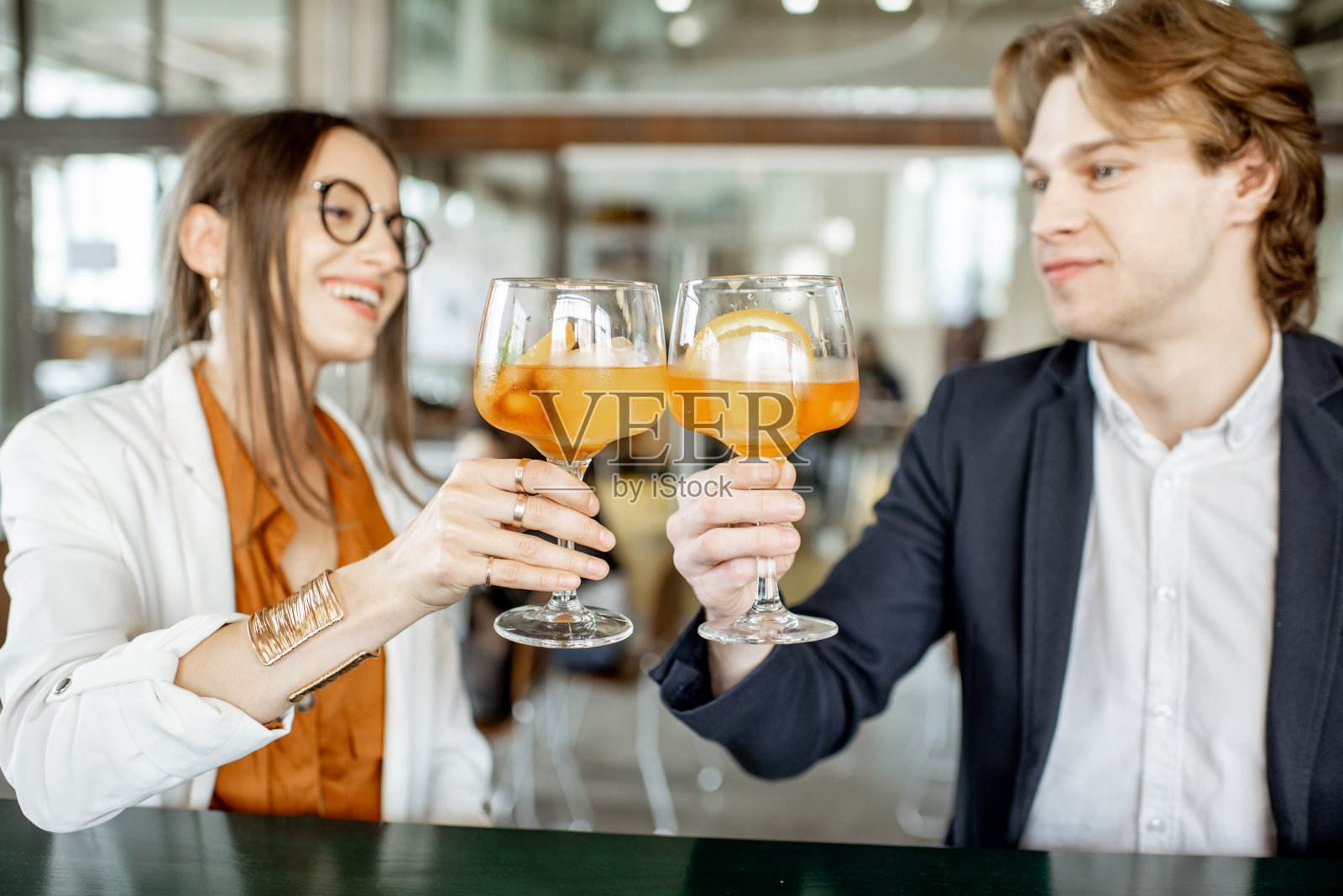 酒吧里的生意伙伴照片摄影图片