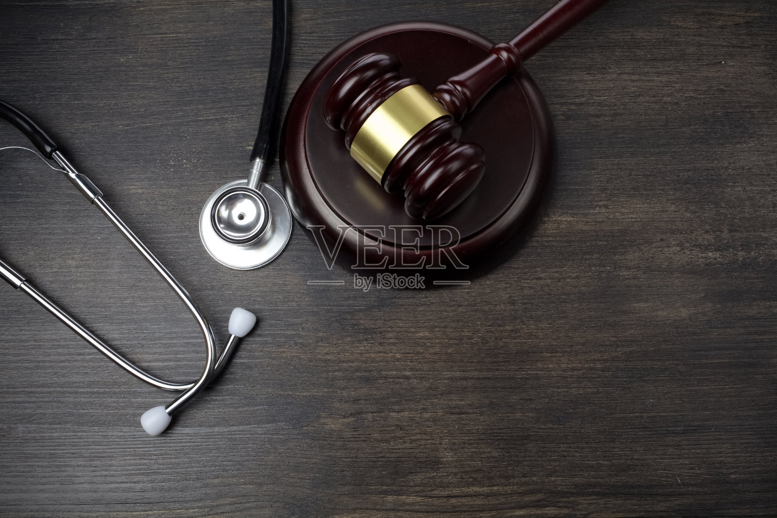 黑木背景上的木槌和听诊器照片摄影图片