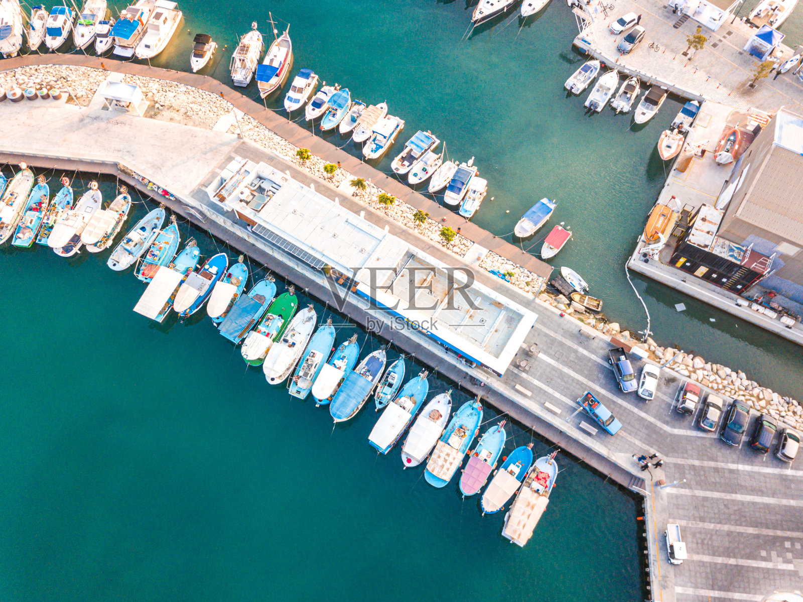 从空中俯瞰停泊在利马索尔新码头的船只照片摄影图片